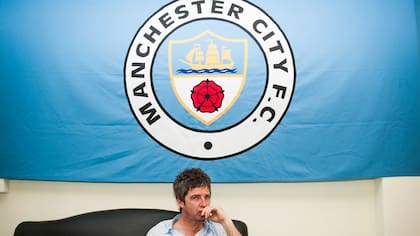 Noel y la bandera de su City querido colgada en los camarines del Luna Park