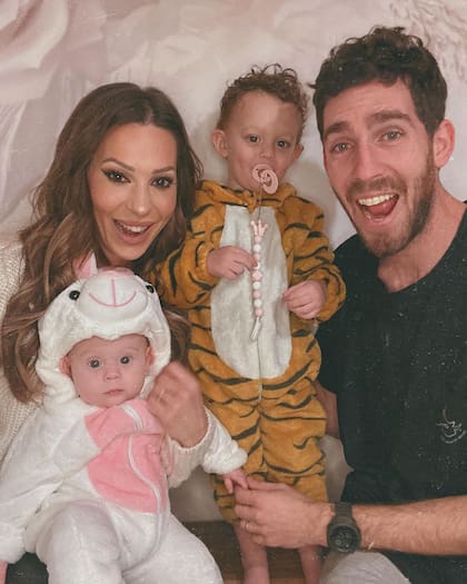Noelia con su esposo, Ramiro Arias y sus hijos, Donatello y Alfonsina