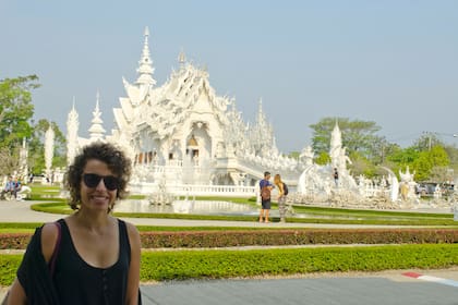 Noelia en el Templo Blanco, Tailandia, justo después del momento de su revelación.