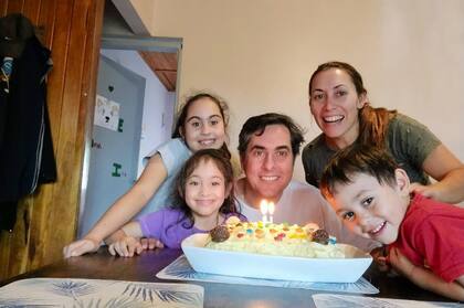 Noelia, junto a su marido y sus tres hijos.