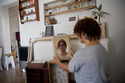 Noelia Manoni sostiene un espejo que encontró en la calle 