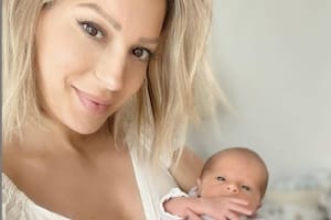Noelia Marzol bañó a su bebé con una esponja de cocina y causó polémica