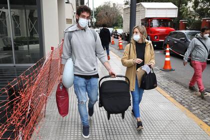 Noelia Marzol, su marido y su bebé, partiendo hacia su casa