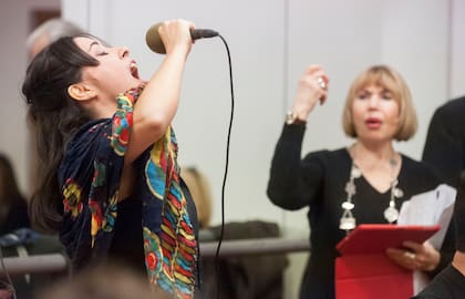 Laura Escalada dirigiendo a la cantante Noelia Moncada