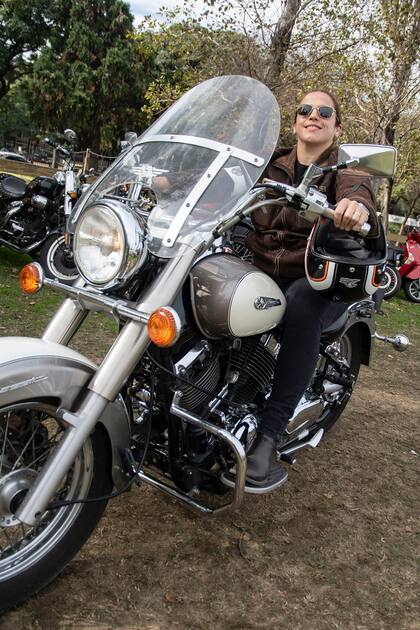 Noelia Ortiz (39), Mayor del Ejército, aprovechó que le toca estar de base en Buenos Aires para sumarse a esta edición conduciendo su su Yamaha Drag Star 650