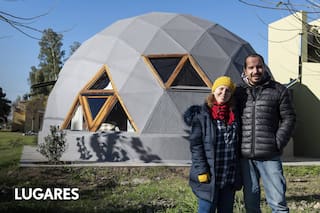 La pareja que construyó con sus manos un domo en un pueblo rural de un millón de árboles