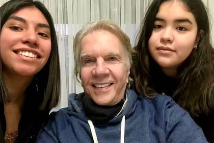 Noelia y Bettina, las dos hijas de Beatriz Salomón, junto a su padre y exmarido de la vedette, Alberto Ferriols, en julio de 2020 (Foto Instagram @albertoferriols)
