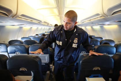 Noem afirmó que en un vuelo de deportación un migrante intentó "comerse a sí mismo"