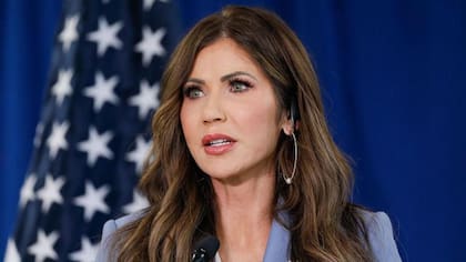 Noem anunció que parte del memorando permite deportar solicitantes de asilo a Guatemala; las autoridades centroamericanas la desmintieron