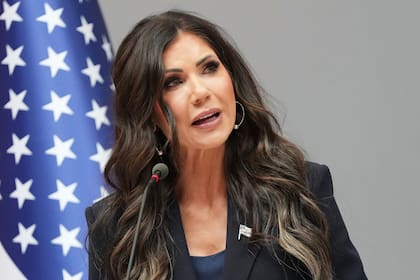 Noem propone extender la prohibición a más de 30 países