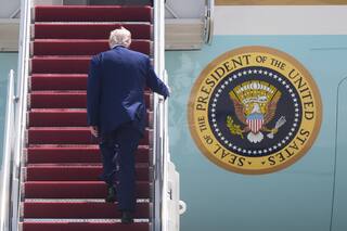 Noem visita Oregón en medio de las tensiones por el despliegue de la Guardia Nacional ordenado por Trump