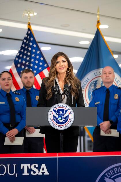 Noem visitó el aeropuerto de Mineápolis-Saint Paul para otorgar bonos económicos a los empleados de la TSA y conceder una conferencia de prensa en la cual respondió preguntas y habló sobre el futuro del TPS