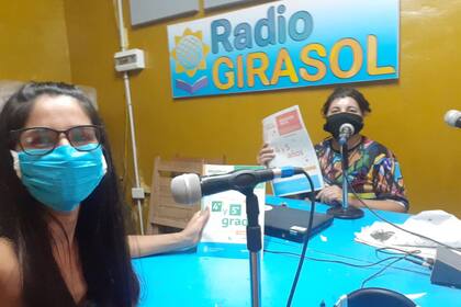 Noemí Medina (derecha), en la radio de la escuela junto a María Leiva, coordinadora del Programa Haciendo Escuela de Voy con Vos.