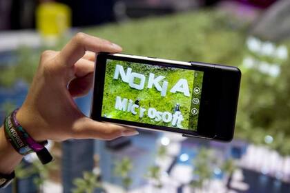 Nokia busca redefinir su futuro tras un acuerdo por la venta de su división de teléfonos móviles a Microsoft