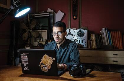 Nolan Rada. Es periodista y fotógrafo. Desde que llegó a Buenos Aires, hace más de un año, trabajó construyendo decks y aprendió a cocinar hamburguesas para enviar dinero y medicina a los suyos. Tiene 26 años