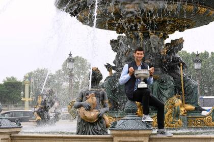 Nole posa en la Plaza de la Concordia, tras ganar su primer Abierto de Francia