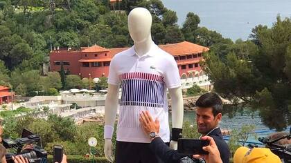 Nole presentó su nueva indumentaria