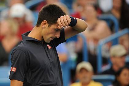 Nole sufrió para sortear a Giles Simon en el debut
