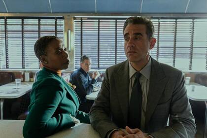 Noma Dumezweni (Theodora) y Bobby Cannavale (Dean) se ven involucrados en la persecución del Vigilante