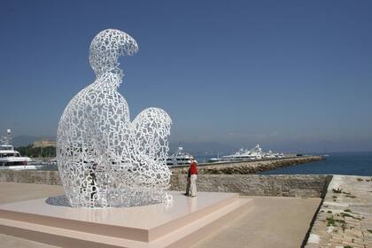 Nómade, escultura en acero inoxidable frente al mar, de Jaume Plensa .