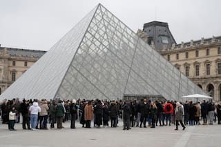 Nombran nuevo director para el Museo del Louvre tras robo de joyas, según fuentes