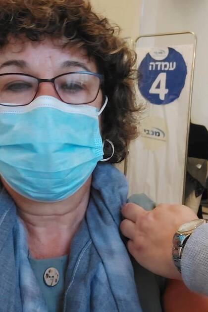 Nomi Feiman recibió la primera dosis vacuna de Pzifer a fines de diciembre y la segunda el 13 de enero de 2021