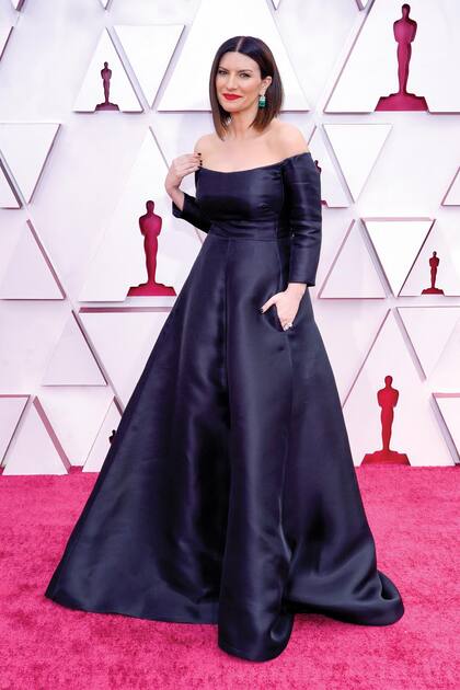 Nominada por la canción “Io sì” de la película La vida por
delante, Laura Pausini decidió realzar un vestido negro con
escote off-shoulder de Valentino con unos pendientes y un
anillo de diamantes y esmeraldas de Bvlgari