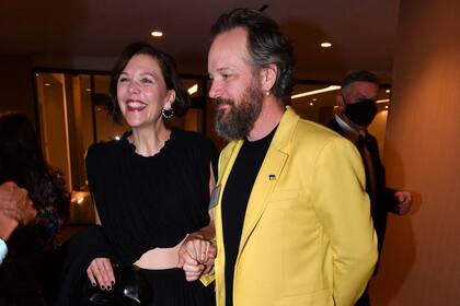 Nominada por La hija oscura, Maggie Gyllenhaal acudió al evento acompañada de su esposo, el actor Peter Sarsgaard, que lució una bandera ucraniana en su solapa