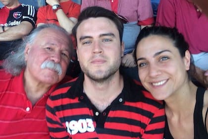 Noni Ceruti junto a sus hijos, Ana y Lautaro en el estadio de Newells