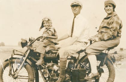 En Nueva York, con sus padres, Nonina y Nonino, que era apasionado de las motos; en esta tenía grabado el nombre de su hijo