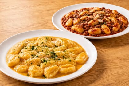 Ñoquis de papa con fondo oscuro de cebolla y parmesano o con salsa bolognesa de Bochinche