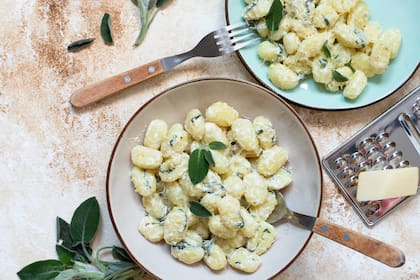 Ñoquis de ricotta con crema y albahaca.