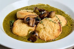 Ñoquis de sémola con crema de espinacas y hongos