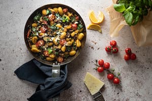 Ñoquis de sémola a la romana con salsa de queso y tomates secos