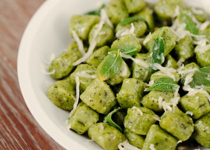 Ñoquis del 29: qué significa dejar dinero debajo del plato