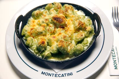 Ñoquis soufflé gratinados con crema y queso