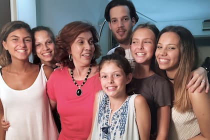 Nora junto a sus nietos, Federico; Milagros, Trinidad; Carmela; Pilar y Estefanía.