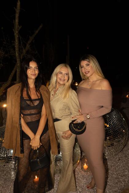 Nora Colosimo, la mamá de las hermanas Nara, se unió a ellas en el evento y se decantó por un conjunto beige -que cortó con un cinto negro- de camisa con manga princesa y pantalón Oxford