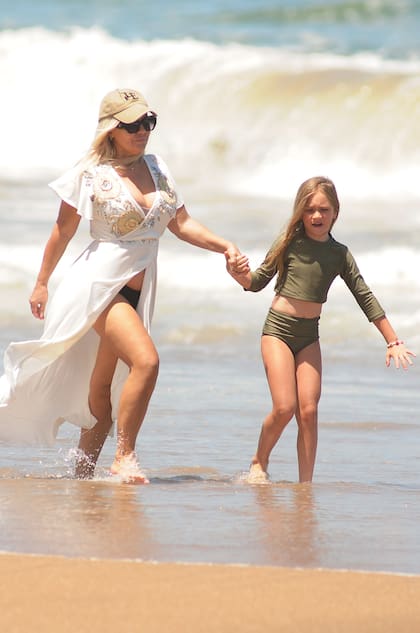Nora Colosimo, la mamá de Zaira y Wanda, en una caminata a orillas del mar con su nieta Malaika.