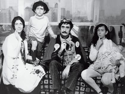 Nora Murphy y Noé con sus hijos, Gaspar y Paula, disfrazados en su departamento de Buenos Aires, en 1969