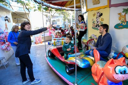 La calesitera Nora revolea la sortija en la plaza Balcarce, de Nuñez. La calesita la heredó de su padre y es de la década del 50
