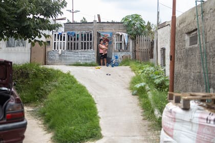 Nora vive en el barrio popular Rayito de Sol, ubicado en Pablo Podestá, junto a sus hijos Giovanni y Odín, de 17 años 
