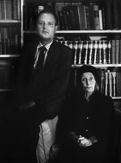 Norah Borges con su hijo Miguel de Torre, retratados por Aldo Sessa