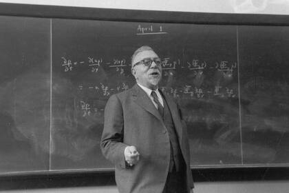 Norbert Wiener dando clases en el MIT