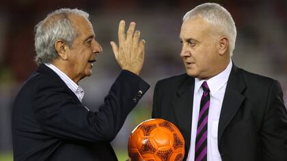 Norberto Alonso y Rodolfo D'Onofrio, con la famosa pelota naranja