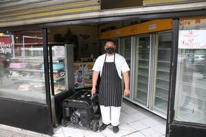 Tirar alimentos y remedios, trabajar a la luz de las velas o cerrar los negocios, el drama de los afectados por los cortes