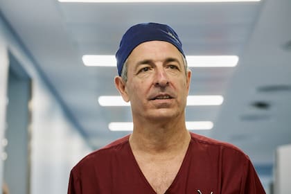 Norberto Bernardo, cirujano a cargo de la operación en el Sanatorio Finochietto, es urólogo, director médico del Centro Argentino de Urología y jefe del Servicio de Urología del Hospital de Clínicas y de la Clínica San Camilo