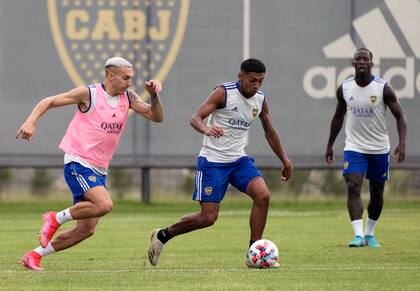 Norberto Briasco persigue a Cristian Medina; el volante de Boca -con pelota al pie- tiene chances de ser titular ante Estudiantes