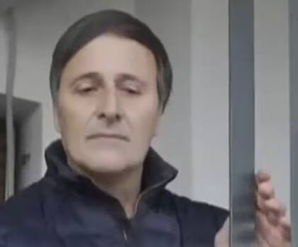 Norberto Cristian Graf en la puerta de su casa de Coghlan