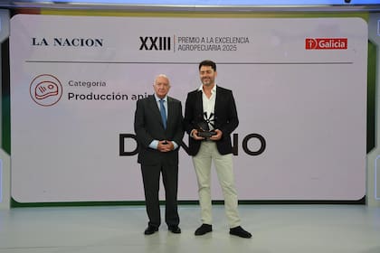 Norberto Frigerio, director de Relaciones Institucionales de LA NACION, entregó el galardón a Diego Cervigni, gerente general de Don Ino, que ganó en Mejor Producción Animal